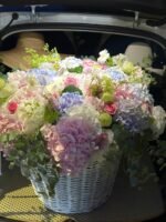 Basket Большая корзина с цветами - гортензии, розы и зелень.