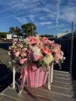 Роскошная композиция Villa Rosé в розовом корзинке, наполненная цветами и листьями эвкалипта.