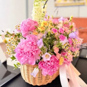 Roi style Благоухающий букет в стиле Roi с яркими цветами и зеленью.