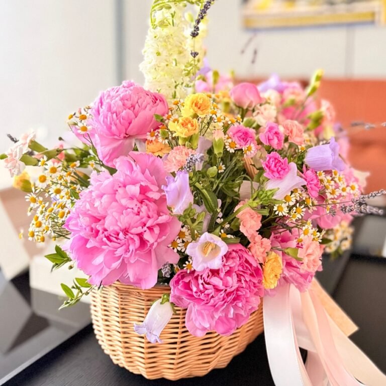 Roi style Благоухающий букет в стиле Roi с яркими цветами и зеленью.