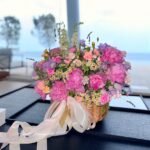 Roi style Букет в стиле Roi с яркими цветами и нежными лентами в плетеном корзине.