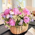 Roi style Букет в стиле Roi с сезонными цветами в плетеной корзине.