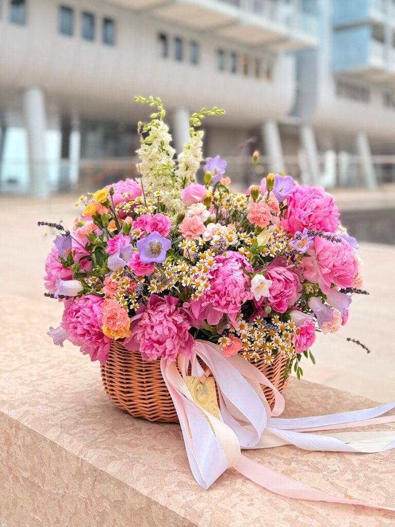 Roi style Красивая корзина с весенними цветами в стиле Roi, украшена лентами.