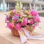 Roi style Красивая корзина с весенними цветами в стиле Roi, украшена лентами.