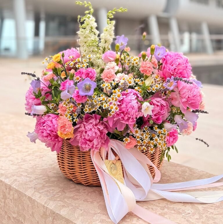 Roi style Красивая корзина с весенними цветами в стиле Roi, украшена лентами.