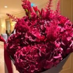 Crimson hues Букет из гортензий в пурпурных тонах с яркими красными перчиками и астильбой.