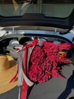 Crimson hues Букет из магических рубиновых гортензий с яркими красными перцами и астильбой в насыщенных красных тонах.