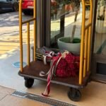 Crimson hues Букет с красными оттенками из гортензий и декоративных растений на тележке для доставки.