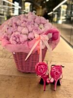 Peonies Корзина с пионовидными цветами и стильные босоножки, подчеркивающие элегантность.