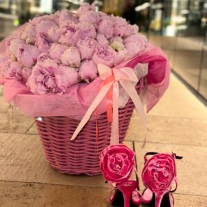Peonies Корзина с пирамидами и стильные розовые туфли создают атмосферу изящества.