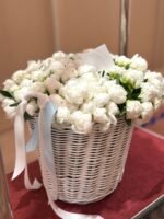 Italian peonies Элегантная корзина с 101 снежно-белыми итальянскими пиончиками для особых случаев.