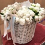 Italian peonies Элегантная корзина с 101 снежно-белыми итальянскими пиончиками для особых случаев.