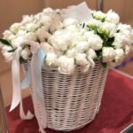 Italian peonies Букет из 101 итальянской пионовидной розы в белой корзине.