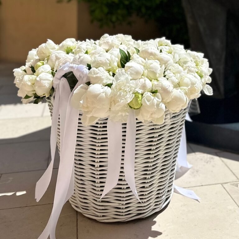 Italian peonies Пышная композиция из итальянских пионов в белом корзине с лентами.