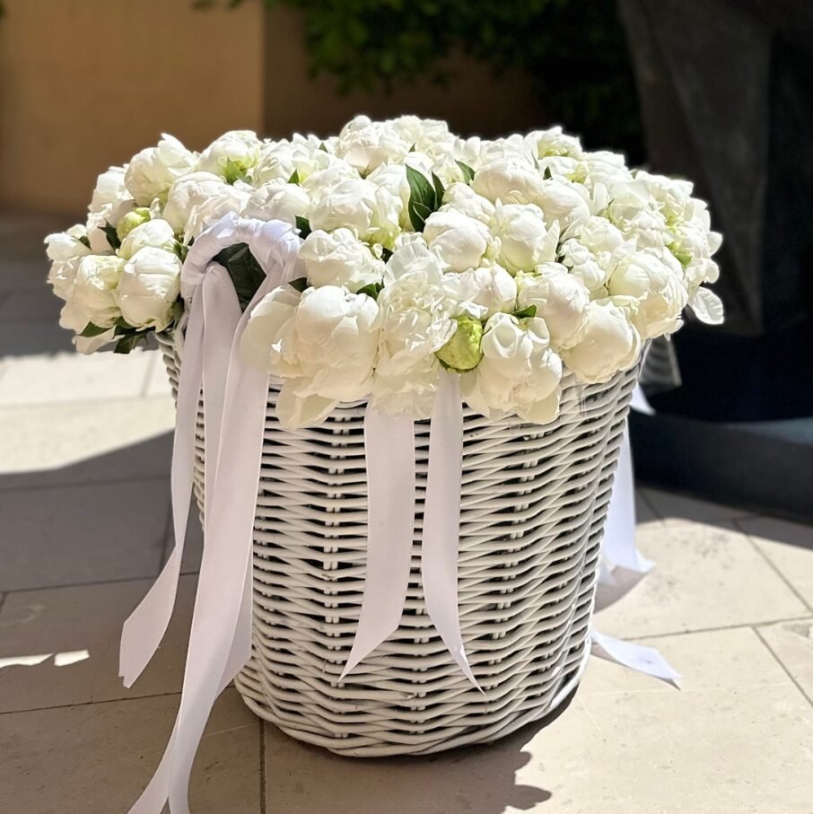 36 Italian peonies Пышная композиция из итальянских пионов в белом корзине с лентами.