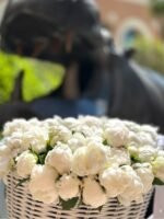 Italian peonies Снежно-белые итальянские пионы в корзине Святой Варвары на солнечном фоне.