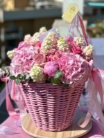 A petite œuvre d'art in blush tones