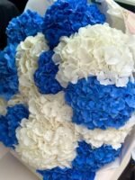 Роскошный букет гортензий White & Azure в белом и глубокосинем цветах.