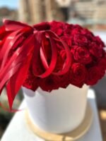 Кутюрная коробка "L’Amour Rouge" с 101 красной розой и атласным бантом.