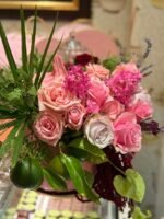 Элегантная цветочная композиция с розами и лимонами в стиле Couture.