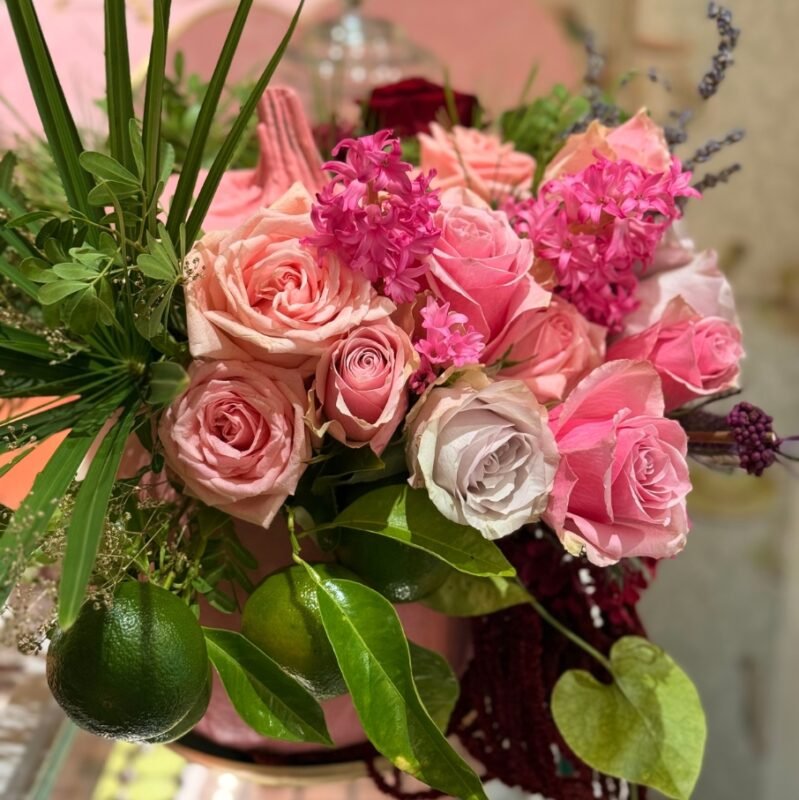 Элегантная цветочная композиция с розами и лимонами в стиле Couture.