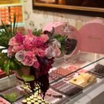 Элегантная композиция из роз и гиацинтов в сезоне Couture на фоне шоколадных сладостей.