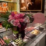 Элегантная композиция из цветов и тыквы Couture на фоне сладостей.