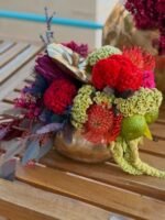 Autumn Яркая осенняя композиция с листьями, цветами и золотой тыквой.