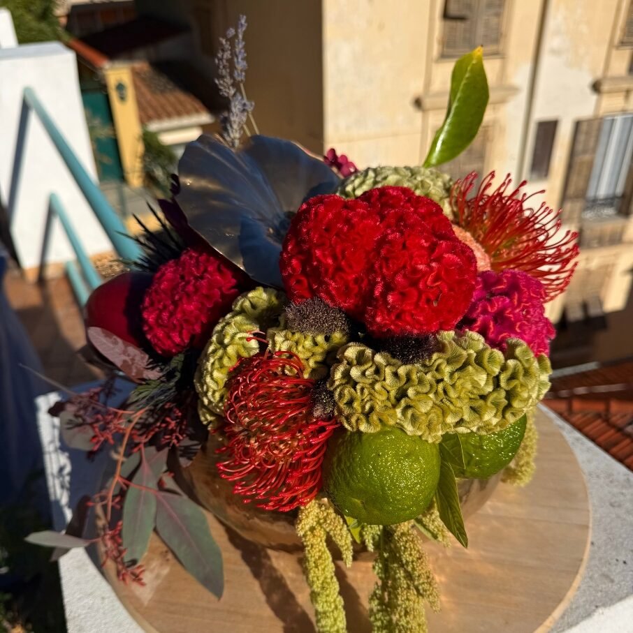 Velvet Элегантная осенняя композиция в тыкве с бархатными цветами и природными акцентами.