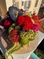 Velvet Кутюрный осенний букет в золотом тыквенном контейнере с бархатной цветоносной композицией.