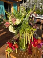 Роскошный букет "Monaco" оживляет интерьер с нежными оттенками и свежими цветами.