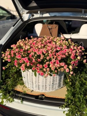 Basket Красивая корзина с премиум розами, готовая к доставке в Côte d’Azur.