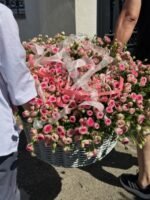 Basket Наполненная 500 розами корзина с атласными лентами для роскошного подарка.