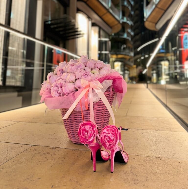 Peonies Корзина с пионовидными цветами в нежных тонах и стильными туфлями.