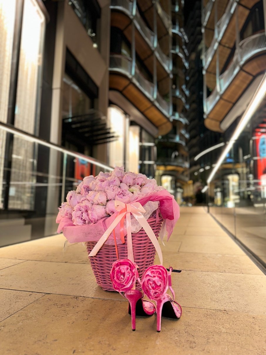 Дизайн без названия (42) Peonies Корзина с пионовидными цветами в нежных тонах и стильными туфлями.