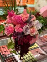 Элегантная композиция в стиле couture из роз и луковиц в ручной покраске.