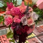 Элегантная композиция в стиле couture из роз и луковиц в ручной покраске.