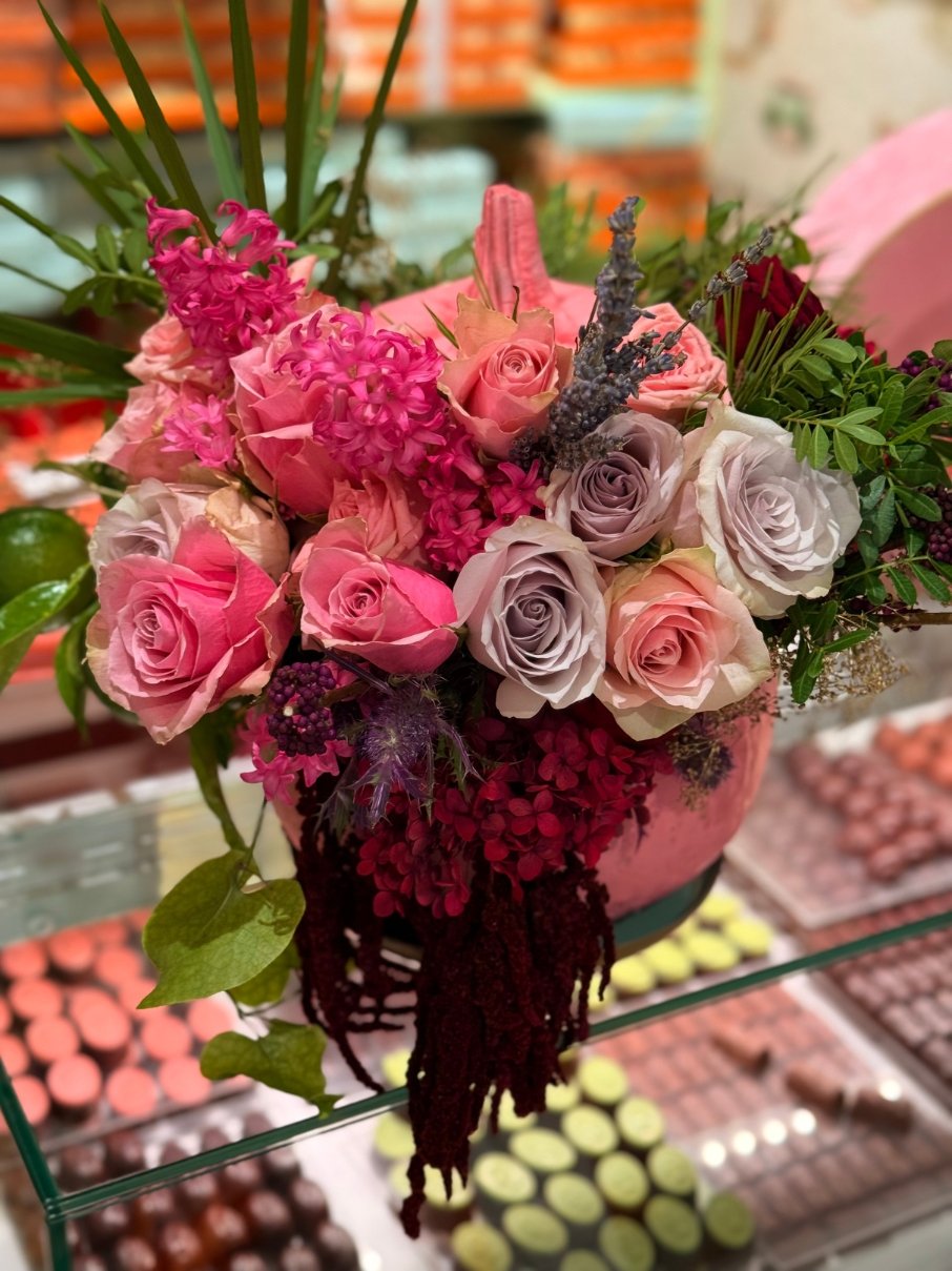 Дизайн без названия (44) Элегантная композиция в стиле couture из роз и луковиц в ручной покраске.