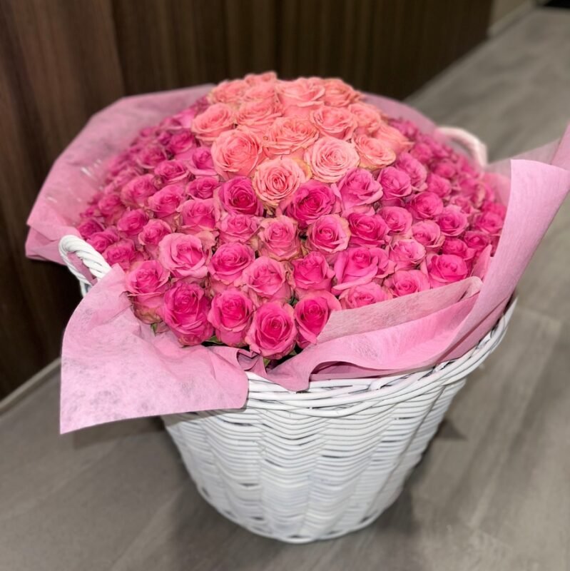 Роскошный букет из 300 роз в корзине для Yacht Club Roses.