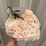 Нежный букет из роз с карточкой, оформленный для особого случая.