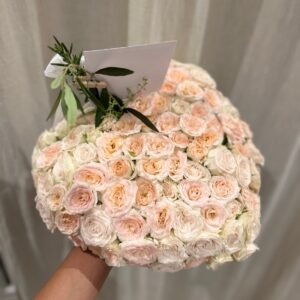 Нежный букет из роз с карточкой, оформленный для особого случая.