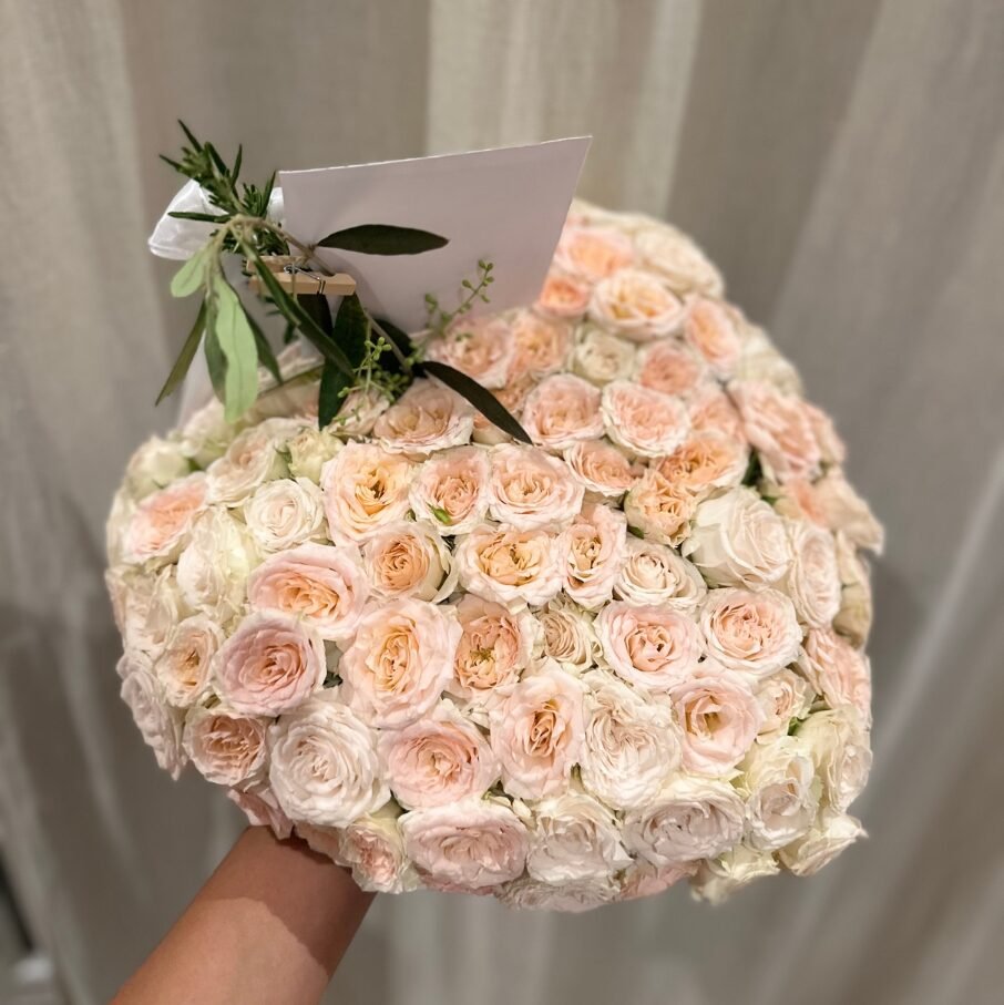 76 Нежный букет из роз с карточкой, оформленный для особого случая.