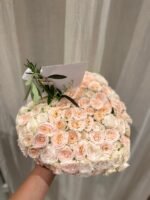 Сердце из роз "Heart of Roses" в нежных персиковых и кремовых оттенках.
