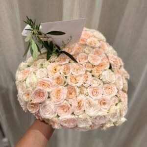 Сердце из роз "Heart of Roses" в нежных персиковых и кремовых оттенках.