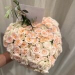 Сердце из роз "Heart of Roses" из персиковых и кремовых цветов с запиской.