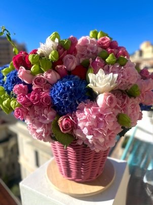 Яркий дизайнерский букет с розами и гортензиями в корзине "Pretty".