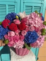 Pretty Яркий цветочный букет в дизайнерской корзине, полный свежих и пышных оттенков, идеально красив.