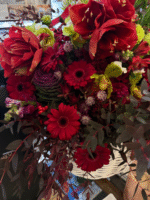 Сказочная композиция "Monaco Royale" в белом корзине с яркими осенними цветами.