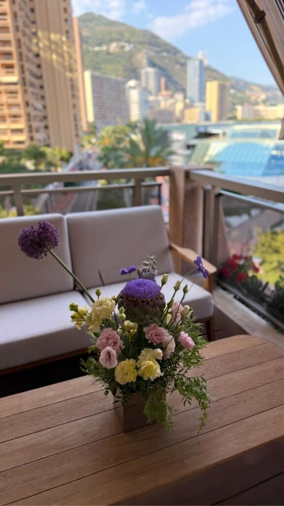 FLOWER SUBSCRIPTION Сочные цветы в букете для подписки на цветы, создающие уютную атмосферу.