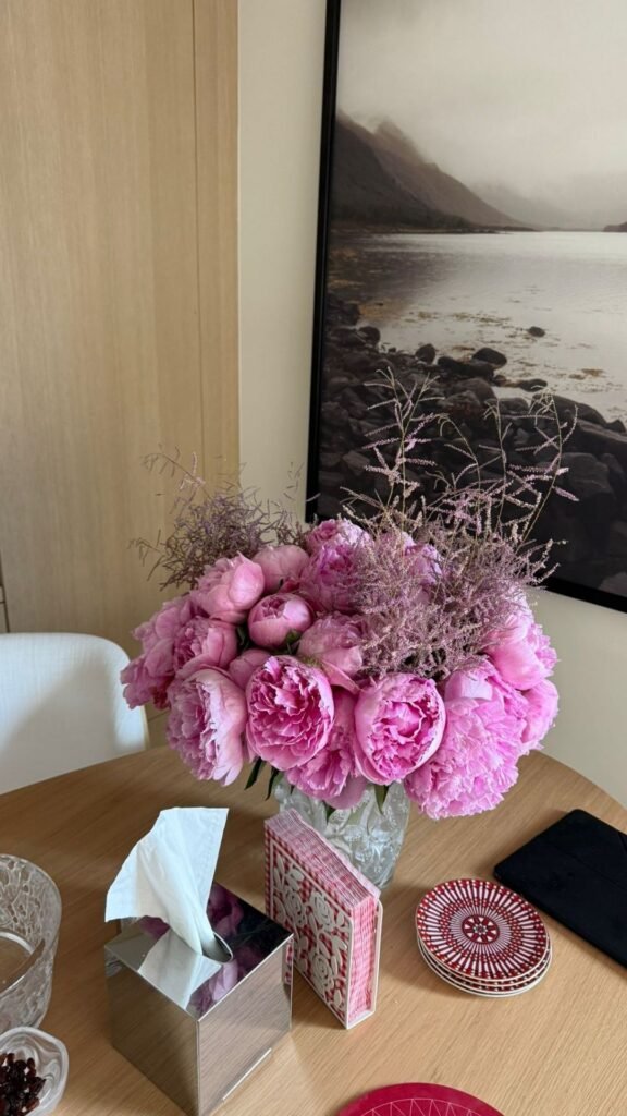 FLOWER SUBSCRIPTION Яркий букет пионов на столе, идеальный для подписки на цветы.